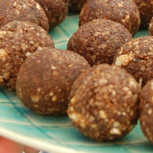 Bolinhas de Energia com Coco e Cacau (Lanche Vegano para Perder Peso)