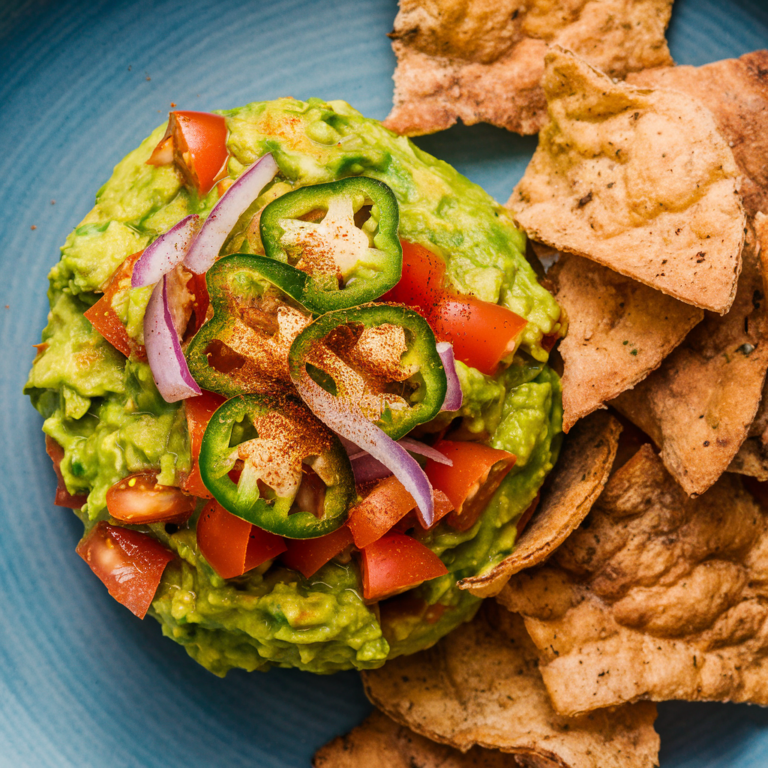 Guacamole Picante com Chips de Pão Pita Integral – Lanche Noturno Saboroso e Saudável!